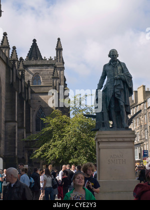 Statua di Adam Smith sul High Street di Edimburgo in Scozia Foto Stock