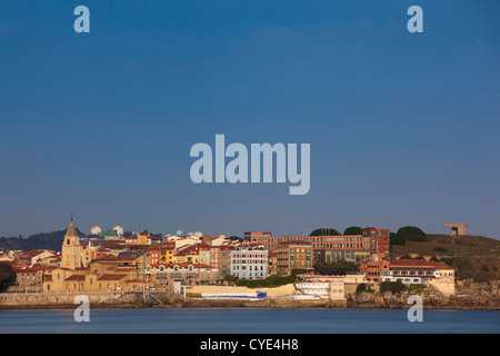 Spagna, Asturie, Asturias Provincia, Gijon, Playa de San Lorenzo, vista città Foto Stock