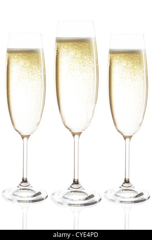 Bicchieri di champagne isolato prima di sfondo bianco Foto Stock