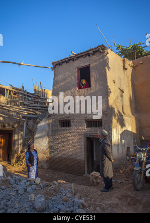 Uyghur persone chat, la Città Vecchia di Kashgar, Xinjiang Uyghur Regione autonoma, Cina Foto Stock