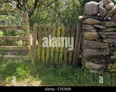 Un cancello di legno accanto alla passeggiata da langdale a coniston nel distretto del lago di Inghilterra a tilberthwaite farm Foto Stock