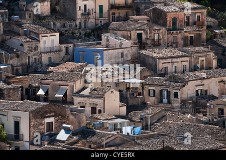 Una vista sul centro storico di Modica, vicino a Ragusa, Sicilia, Italia. È conosciuta per i suoi numerosi edifici barocchi Foto Stock