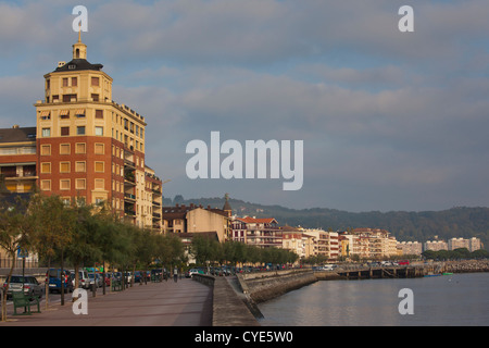 Spagna, Paese Basco regione, provincia di Guipuzcoa, Hondarribia, mattina sul lungomare Foto Stock