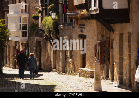 Spagna Cantabria regione Cantabria Provincia, Santillana del Mar, turisti in città medievale Foto Stock