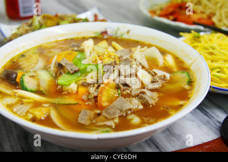 Cinese stile dello Xinjiang tagliatelle con carne e pane all'interno Foto Stock