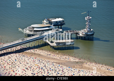 I Paesi Bassi, a Scheveningen, l'aia o in olandese. Eventi Centro chiamato De Pier. La gente a prendere il sole sulla spiaggia. Antenna. Foto Stock
