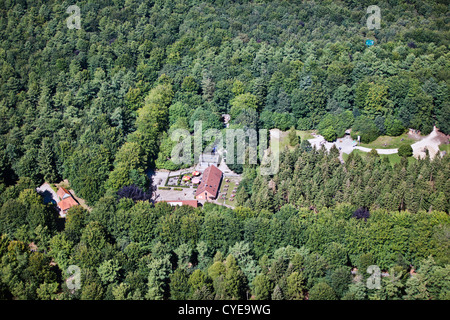 I Paesi Bassi, Drouwen, torre di avvistamento che affaccia sulla foresta e outdoor center chiamato Boomkroonpad. Antenna. Foto Stock