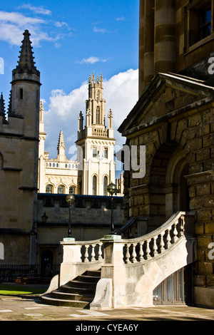 Grado 1 elencate tutte le anime College e ingresso a Radcliffe Camera Oxford Oxfordshire Inghilterra Europa Foto Stock