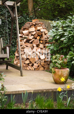 Circolare pila di legno o holz hausen con legna da ardere di quercia stagionatura in un giardino Foto Stock