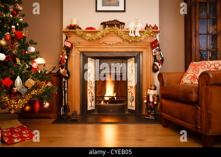 Decorate il camino in una casa di famiglia con albero di Natale Foto Stock