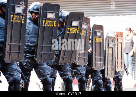 La polizia antisommossa tiene gli scudi mentre si formano durante una protesta dei venditori ambulanti, nel quartiere di Bras, San Paolo, Brasile Foto Stock