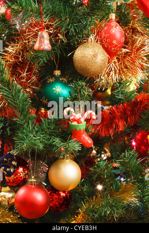 Albero di natale con colorati baubles e decorazioni appeso Foto Stock