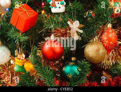 Albero di Natale decorato con ornamenti e un angelo Foto Stock