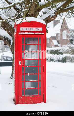 Inglese tradizionale con casella telefono in un villaggio inglese Foto Stock