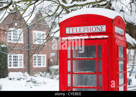 Old English telefono rosso scatola in scena invernale Foto Stock