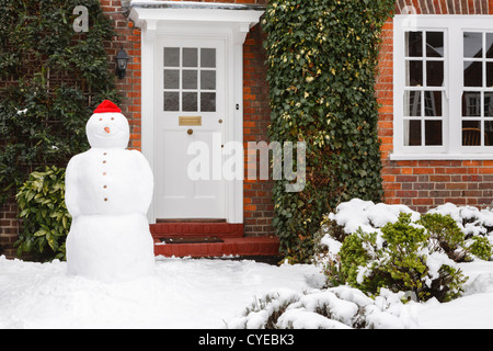 Pupazzo di neve reale al di fuori di casa in scena invernale Foto Stock