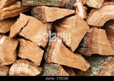 Primo piano della woodpile con un trito di legna da ardere di quercia Foto Stock