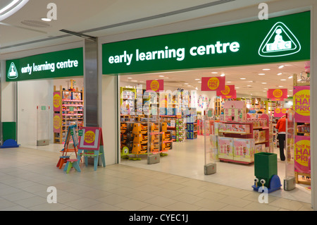 Metà prezzo vendita giocattoli a Early Learning Center nel centro commerciale West Thurrock Essex England Regno Unito Foto Stock