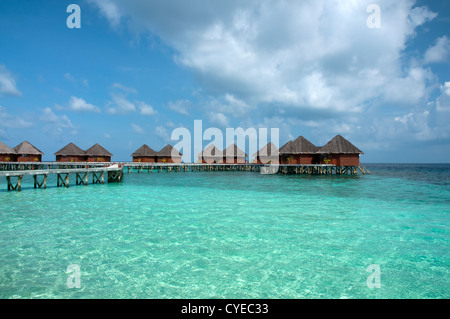 Bungalow Overwater nella splendida laguna blu, Maldive Foto Stock