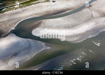 I Paesi Bassi, Schiermonnikoog Island, appartenente al mare di Wadden Islands. Antenna. La gente a prendere il sole e nuotare in mare. Foto Stock