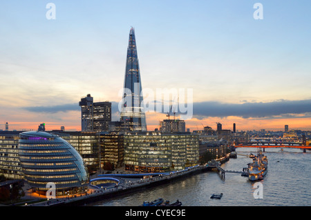 Skyline di Londra (da L a R) Municipio, 'More London' (con lo Scoop) Guys Hospital lo Shard River Thames HMS Belfast ufficio luci al tramonto tramonto tramonto Regno Unito Foto Stock