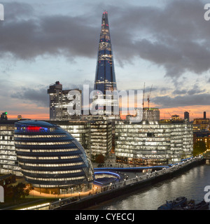 Skyline di Londra con (da L a R) City Hall, 'More London' (con lo Scoop) Guys Hospital e l'ufficio Shard River Thames luci al tramonto Inghilterra Regno Unito Foto Stock