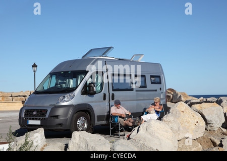 Coppia di anziani con il loro camper in vacanza in Spagna. Foto Stock