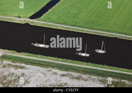 I Paesi Bassi, Idskenhuizen. Antenna. Tradizionali barche a vela nel canale. Foto Stock