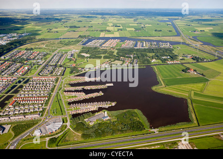 I Paesi Bassi, Leeuwarden, antenna. Quartiere residenziale a lago chiamato Tearnzer Wielen. Foto Stock