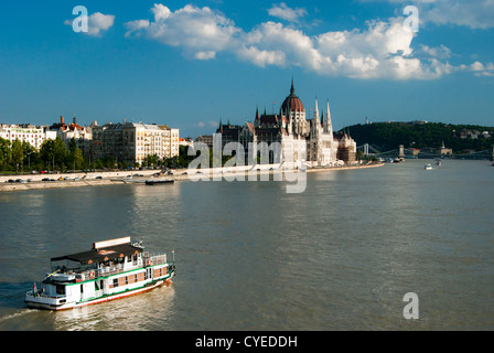 Budapest,Ungheria: panorama sul Danubio in un bel giorno di estate Foto Stock