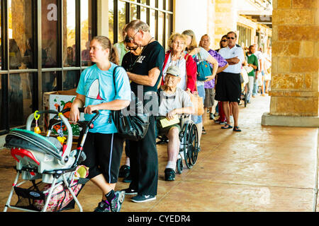 Noi voto anticipato seggi chiudere oggi. Code al supermercato voto anticipato station Foto Stock