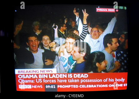 Ultime notizie, Osama Bin Laden è morto - 2 maggio 2011. News broadcast cattura dello schermo dalla BBC. Le celebrazioni in USA Foto Stock