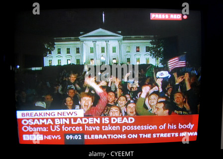 Ultime notizie, Osama Bin Laden è morto - 2 maggio 2011. News broadcast cattura dello schermo dalla BBC. Le celebrazioni in USA Foto Stock
