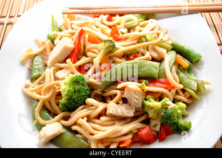 Take-Out cinese; Chcicken Lo Mein Foto Stock