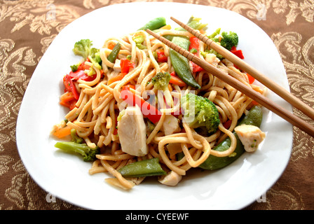 Pasto di pollo Lo Mein Foto Stock