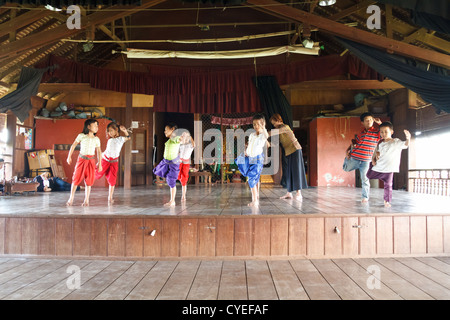 Poco ragazze cambogiane imparare la tradizionale cambogiano Danza Apsara presso una scuola in Phnom Penh Cambogia Foto Stock