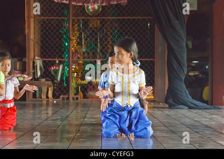 Poco ragazze cambogiane imparare la tradizionale cambogiano Danza Apsara presso una scuola in Phnom Penh Cambogia Foto Stock