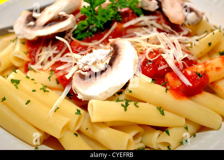 Close-Up di pasta con formaggio e salsa e funghi. Foto Stock
