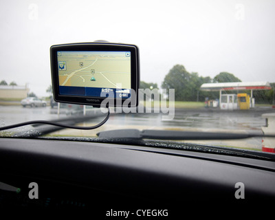 Vista da un automobile che viaggia su una strada principale nel Regno Unito Foto Stock