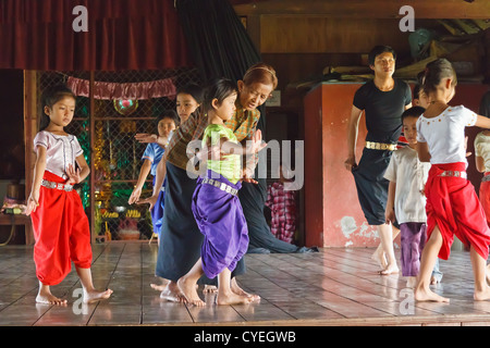 Poco ragazze cambogiane imparare la tradizionale cambogiano Danza Apsara presso una scuola in Phnom Penh Cambogia Foto Stock