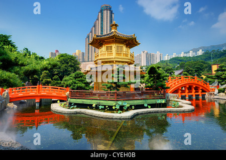 Il padiglione dorato di perfezione in Giardino Nan Lian, Hong Kong, Cina. Foto Stock