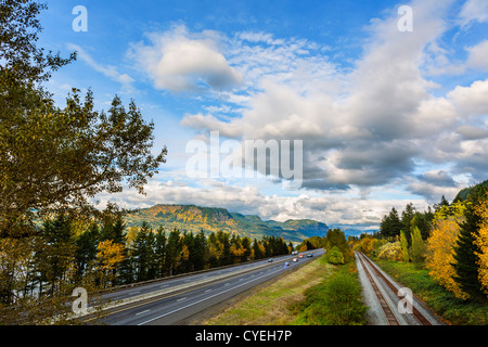 La Interstate 84 e la ferrovia attraverso il Columbia River Gorge, Multnomah County, Oregon, Stati Uniti d'America Foto Stock