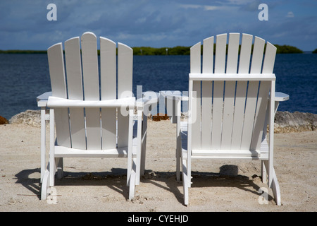 Vuoto due sedie a sdraio su spiaggia privata islamorada Florida keys usa Foto Stock