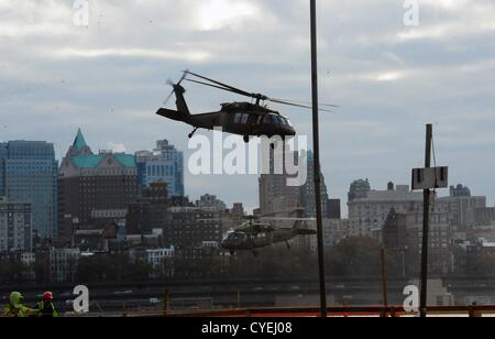 Nov. 2, 2012 - Manhattan, New York, Stati Uniti - Elicotteri militari di decollare da Wall Street eliporto questa mattina seguente gli effetti dell'Uragano Sandy in New York, 2 novembre 2012. (Credito Immagine: © Bryan Smith/ZUMAPRESS.com) Foto Stock