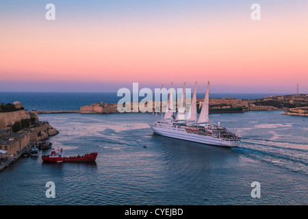 Il Club Med 2 nave da crociera lasciando il Grand Harbour di Malta su luglio 13th, 2012. Solo uso editoriale. Foto Stock