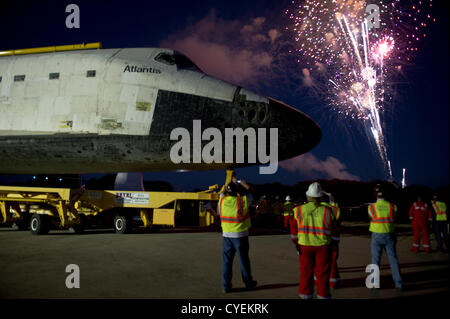 Nov. 2, 2012 - Titusville, Florida, Stati Uniti d'America - Lo Space Shuttle Atlantis viaggi a dieci miglia di strada dal gruppo del veicolo edificio, (VAB) presso il Kennedy Space Center al suo ultimo luogo di riposo al Kennedy Space Center Visitor Center di Titusville, Fla. Crawler Transporter membri di equipaggio guardare i fuochi d'artificio quando Atlantis ha raggiunto il suo ultimo luogo di riposo. .Novembre 2, 2012 fotografia di Maria F. Calvert. (Credito Immagine: © MARIA F. Calvert/ZUMAPRESS.com) Foto Stock