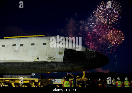 Nov. 2, 2012 - Titusville, Florida, Stati Uniti d'America - Lo Space Shuttle Atlantis viaggi a dieci miglia di strada dal gruppo del veicolo edificio, (VAB) presso il Kennedy Space Center al suo ultimo luogo di riposo al Kennedy Space Center Visitor Center di Titusville, Fla. Crawler Transporter membri di equipaggio guardare i fuochi d'artificio quando Atlantis ha raggiunto il suo ultimo luogo di riposo. .Novembre 2, 2012 fotografia di Maria F. Calvert. (Credito Immagine: © MARIA F. Calvert/ZUMAPRESS.com) Foto Stock