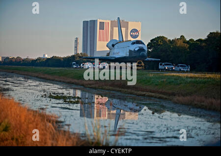 Nov. 2, 2012 - Titusville, Florida, Stati Uniti d'America - Lo Space Shuttle Atlantis viaggi a dieci miglia di strada dal gruppo del veicolo edificio, (VAB) presso il Kennedy Space Center al suo ultimo luogo di riposo al Kennedy Space Center Visitor Center di Titusville, Fla. .Novembre 2, 2012 fotografia di Maria F. Calvert. (Credito Immagine: © MARIA F. Calvert/ZUMAPRESS.com) Foto Stock