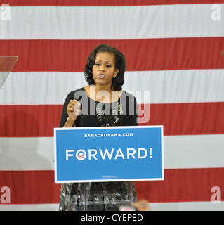 Nov. 02, 2012 - Ettrick, Virginia, Stati Uniti - La First Lady Michelle Obama fa una campagna stop a Daniels Palestra sul Virginia State University campus. (Credito Immagine: © Tina Fultz/ZUMAPRESS.com) Foto Stock