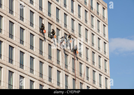 Detergenti per finestre su un edificio highrise Foto Stock